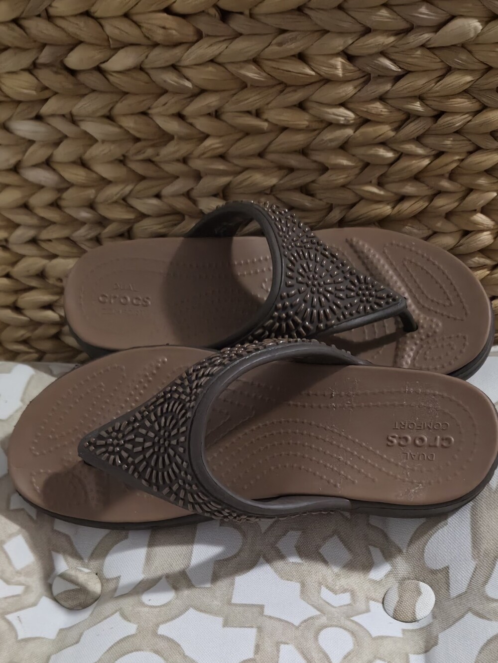 Crocs 6 Textured Brown Thong Sandals - Picture 3 of 6
